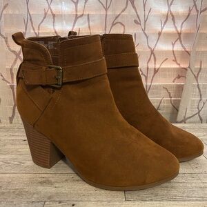 8 1/2 Time and Tru heeled boots